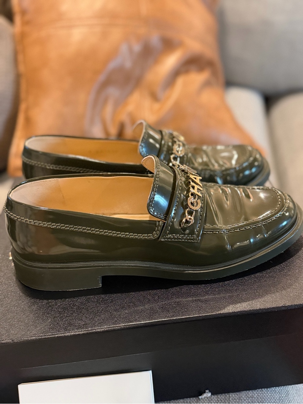 CHANEL shiny calfskin loafers- dark green - Picture 4 of 6
